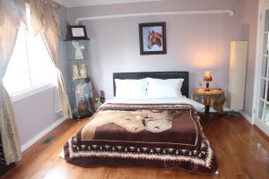 Un dormitorio con una cama con una manta. en Mac B&B, en Ottawa