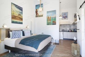 una camera da letto con letto e poster appesi al muro di Gite Villa Elisaia location de meublés de tourisme chez l'habitant ad Arès