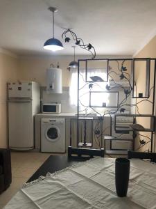 a kitchen with a refrigerator and a washer and dryer at Departamento Ensueño in San Fernando del Valle de Catamarca