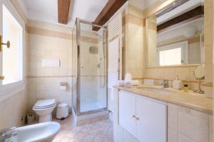 A bathroom at Frassinago Suites-BolognaRooms