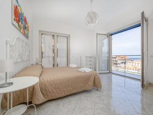 sypialnia z łóżkiem, stołem i oknem w obiekcie YourHome - Corso Italia Apt in Sorrento w Sorrento
