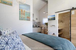 una camera con letto king-size e una cucina di Gite Villa Elisaia location de meublés de tourisme chez l'habitant ad Arès Altre 30 foto