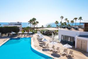 A piscina localizada em Leonardo Crystal Cove Hotel & Spa – Adults only ou nos arredores