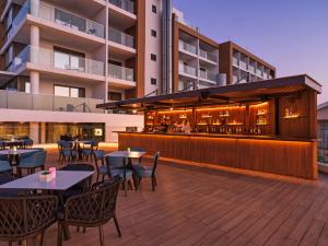 Um restaurante ou outro lugar para comer em Leonardo Crystal Cove Hotel & Spa – Adults only