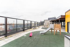 Modern 1BR Apartment with Balcony next to Railway Station - Hosted by 2ndhomes的阳台或露台