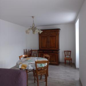 - une salle à manger avec une table et des chaises dans l'établissement Le chant des oiseaux, à Pouant