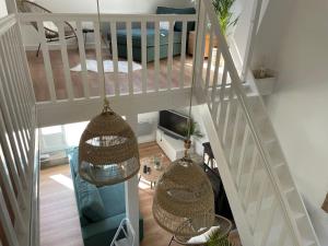 an overhead view of a living room with two hanging baskets at Le Clos des Glycines in Saint-Martin-lez-Tatinghem