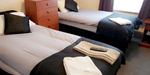 um quarto com duas camas com toalhas e uma mala em Bloomfield Hotel em Blackpool