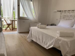 Un pat sau paturi într-o cameră la Sogno Mediterraneo