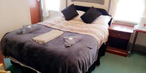 uma cama num quarto com duas almofadas em Bloomfield Hotel em Blackpool