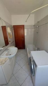 łazienka z umywalką i pralką w obiekcie Casa Ariel w mieście Casa Leonardi +15 zdjęć