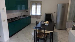 A kitchen or kitchenette at Casa Ariel