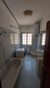 łazienka z 2 umywalkami oraz wanną i wanną w obiekcie Casa Ariel w mieście Casa Leonardi