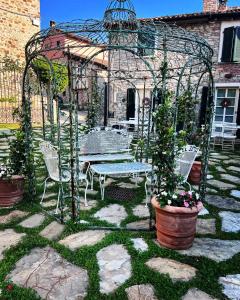 Vrt pred nastanitvijo Borgo dei Gatti Albergo Diffuso