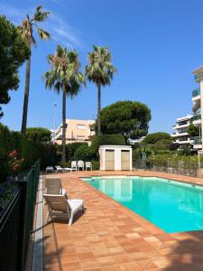 Poolen vid eller i närheten av Studio en rez de jardin en bord de mer avec piscine