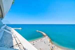 - Vistas a la playa desde un crucero en SUNNY en Villeneuve-Loubet