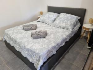 Posteľ alebo postele v izbe v ubytovaní La petite Luciole entre mer et montagne.