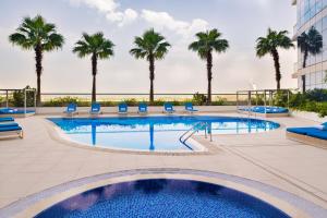Бассейн в Adagio Premium Dubai Al Barsha или поблизости