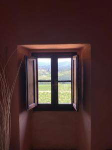 een raam in een kamer met uitzicht bij Winery Houses in Chianti in Mercatale Val Di Pesa