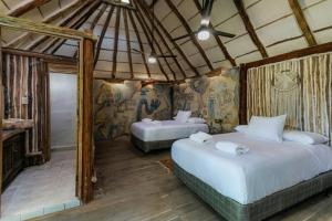 Postel nebo postele na pokoji v ubytování Hidden Treehouse Tulum Eco-Hotel