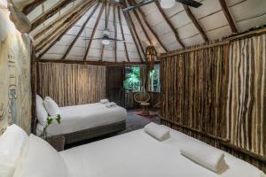 Postel nebo postele na pokoji v ubytování Hidden Treehouse Tulum Eco-Hotel