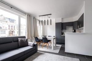 uma sala de estar com um sofá e uma mesa em Appartement Ann em Blankenberge
