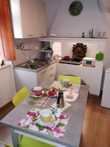 kuchnia ze stołem z jedzeniem w obiekcie Il Rifugio del Pescatore w mieście Marciana Marina
