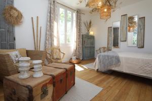 Zimmer mit einem Bett, einem Sofa und einem Tisch in der Unterkunft Demeure Urbaine in Romans-sur-Isère