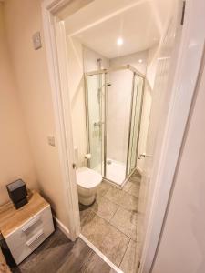 Bathroom sa Deers Leap, A modern new personal double bedroom holiday let in The Forest Of Dean