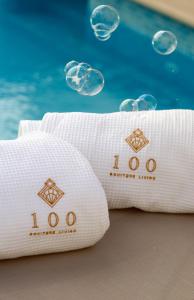 due asciugamani seduti accanto alla piscina di 100 Boutique Living a Rabat