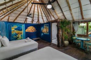 Postel nebo postele na pokoji v ubytování Hidden Treehouse Tulum Eco-Hotel