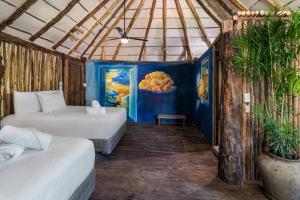 Postel nebo postele na pokoji v ubytování Hidden Treehouse Tulum Eco-Hotel