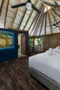 Postel nebo postele na pokoji v ubytování Hidden Treehouse Tulum Eco-Hotel