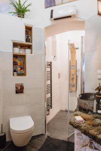 een badkamer met toilet en wastafel bij The Gallery No.4 in Wenen