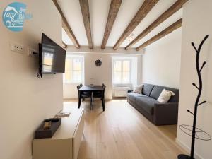 salon z kanapą i stołem w obiekcie Cavana 10 Tirabora Short Rent w Trieście