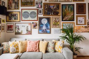 een woonkamer met een bank en een muur met foto's bij The Gallery No.4 in Wenen