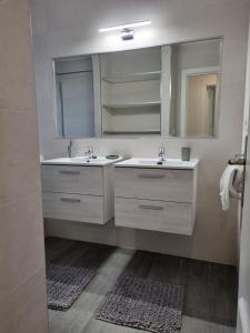 A bathroom at 3 Bedroom Apartment Playa Flamenca La Zenia Még 7 kép