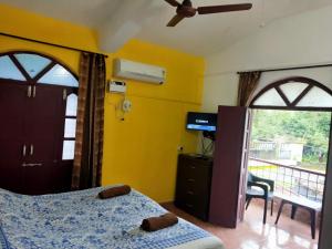 TV a/nebo společenská místnost v ubytování AlexMarie Holiday Homes Apartments 5 min to Candolim Beach