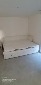 Ένα ή περισσότερα κρεβάτια σε δωμάτιο στο Appartement une chambre proche PARIS