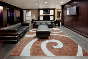um hall de entrada com sofás e um tapete com letras s em Holiday Inn San Antonio North Stone Oak Area, an IHG Hotel em San Antonio