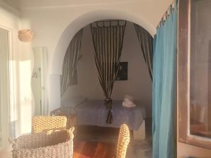 sala de estar con 2 sillas y mesa en I dammusi zaffiro e ambra, en Pantelleria