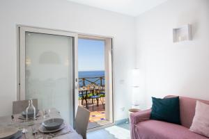 un salon avec un canapé et une vue sur l'océan dans l'établissement Villa Euriclea, à Praiano 28 autres photos