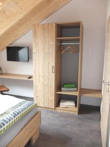 a room with a bed and a tv at Ferienwohnungen Am Kapellenberg Losheim am See in Losheim