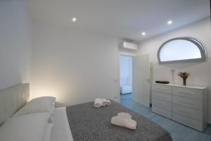 une chambre avec un lit avec deux serviettes dessus dans l'établissement Villa Euriclea, à Praiano
