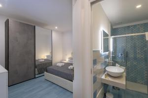 une salle de bain avec un lit, un lavabo et un miroir dans l'établissement Villa Euriclea, à Praiano
