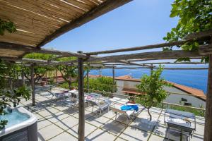 プライアーノにあるCasa Il Riccioのパティオ(椅子付)が備わります。