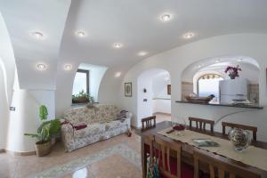 プライアーノにあるCasa Il Riccioのソファとテーブルのあるリビングルーム