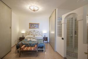 プライアーノにあるCasa Il Riccioのベッドルーム1室(ベッド1台、ウォークインシャワー付) +25枚の写真