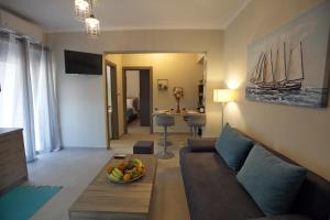 uma sala de estar com um sofá e uma taça de fruta em Matoulas Luxury Apartment em Nafplio
