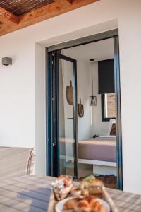 Postel nebo postele na pokoji v ubytování Ble Kythnos Suites